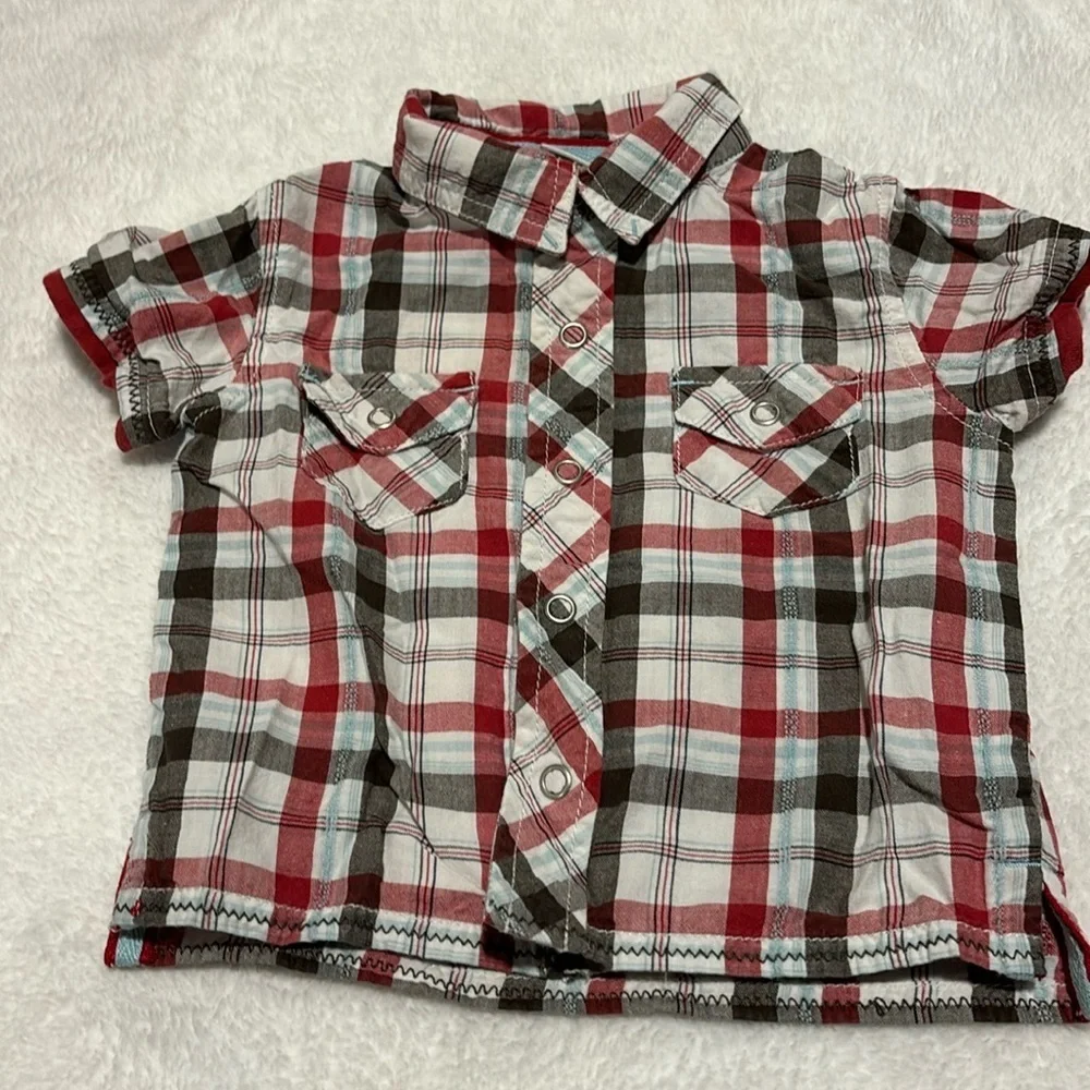 Cute collared 0-3 months polo for baby with two front pockets. Striped polo